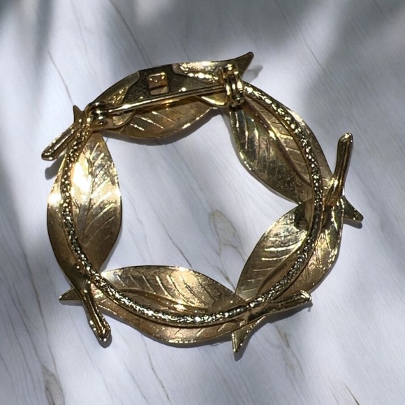 Vintage Brushed Textured Gold Leaf Round Brooch - Picture 3 of 3